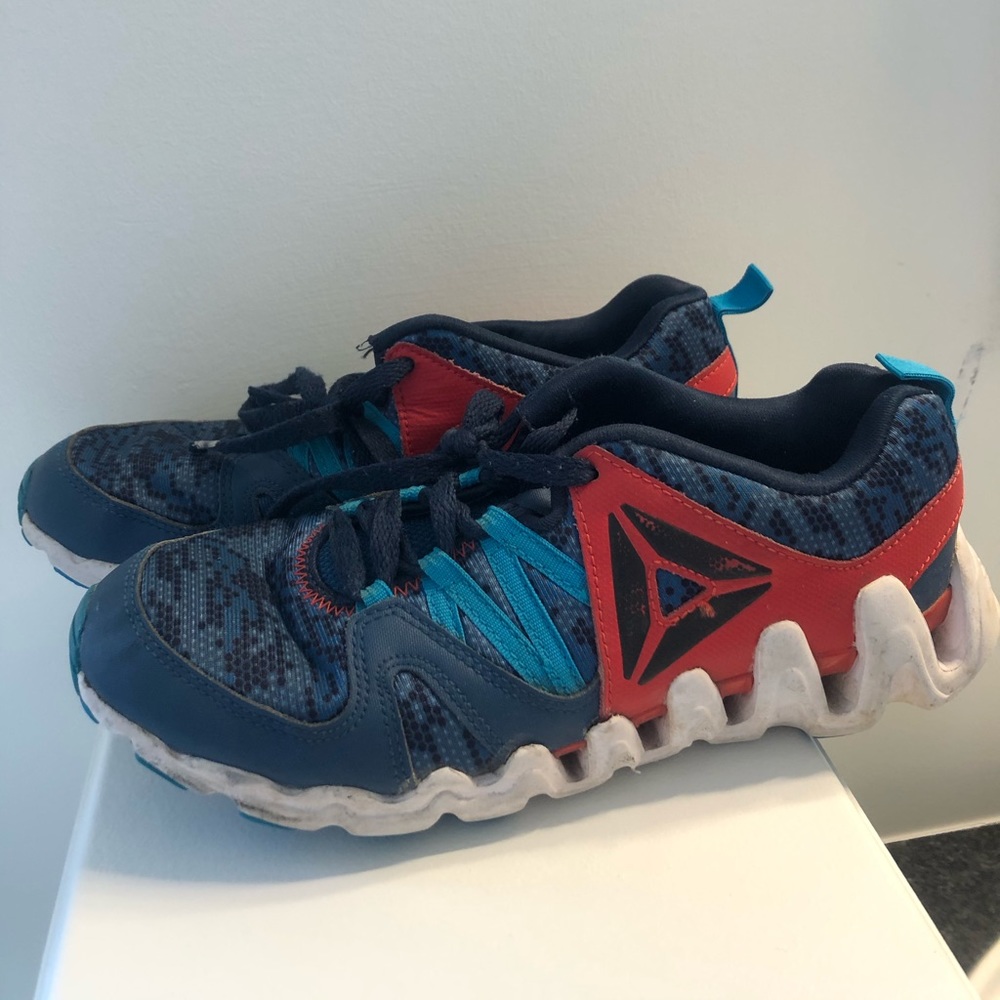 Reebok kids shoes sz 4 youth EUC